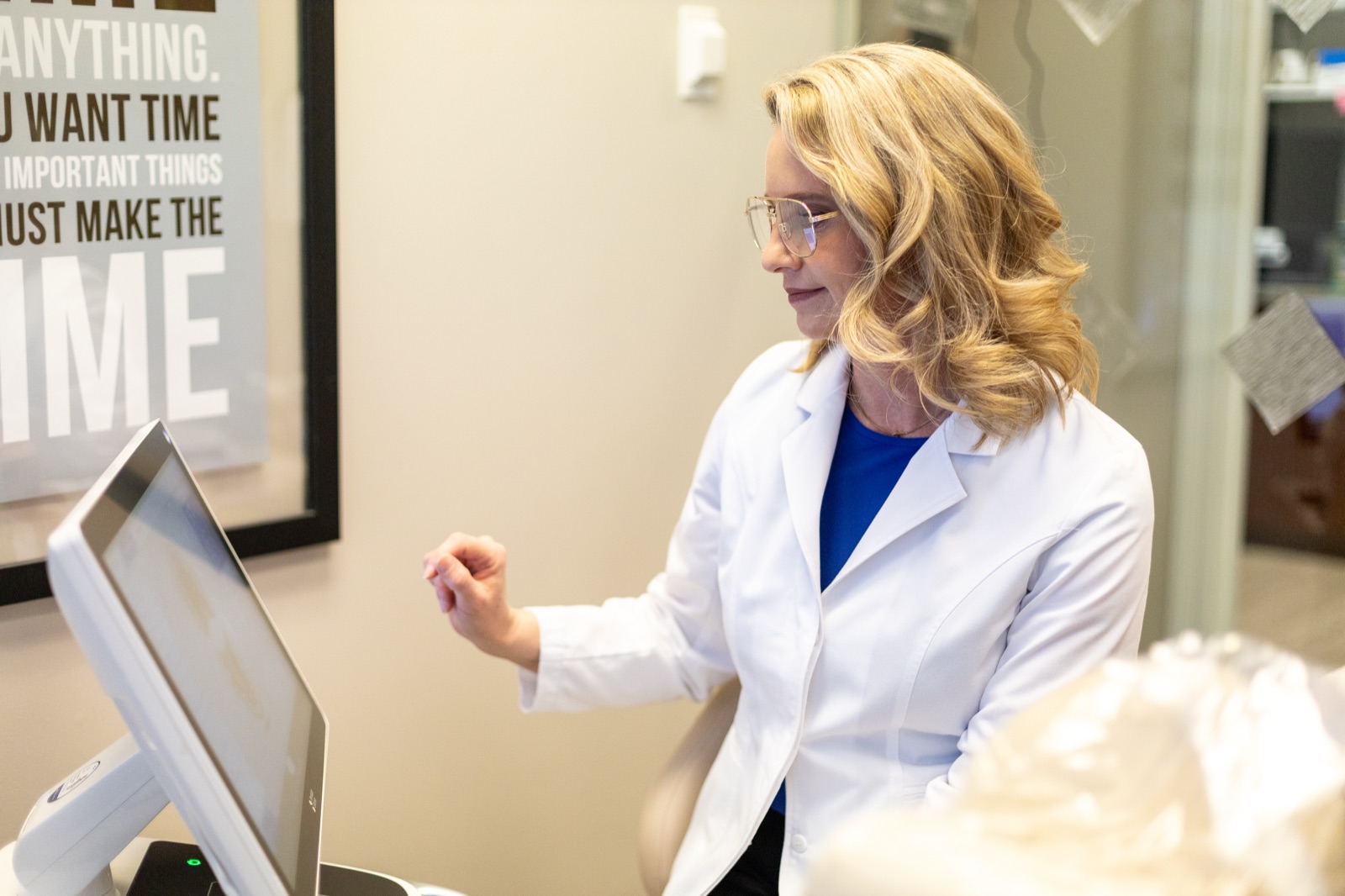 Dr. House reviewing diagnostic data at the operatory console
