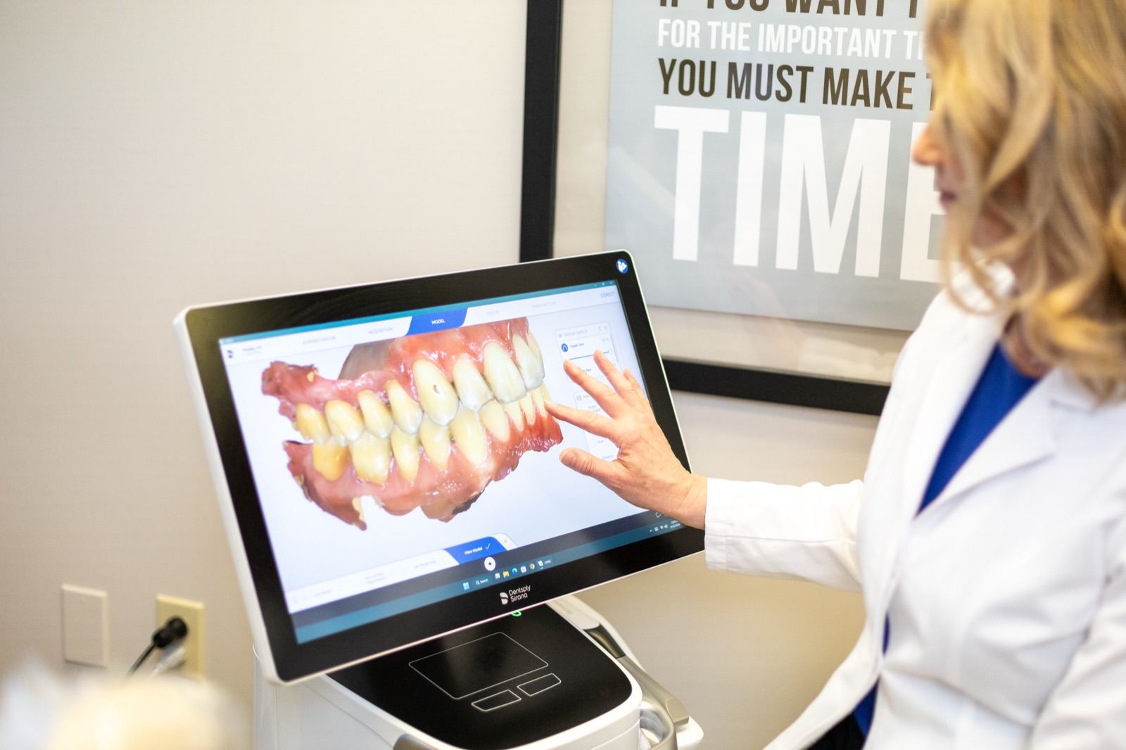 Dr. House tracing tooth movement on a 3D scan